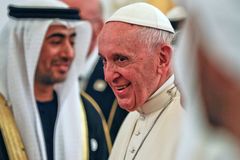 František přiletěl do Abú Zabí, jako první papež stanul na půdě Arabského poloostrova