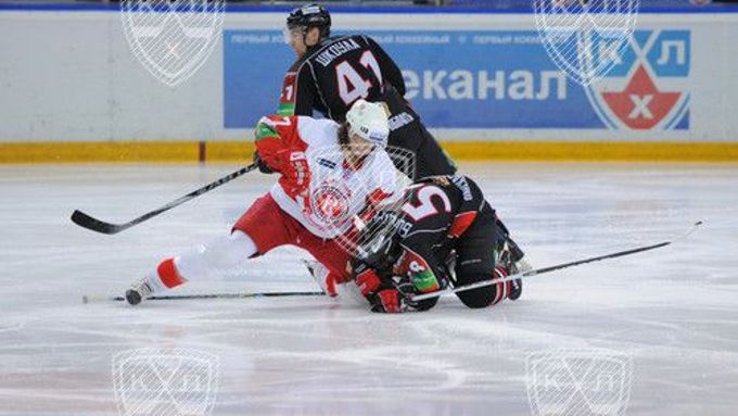 Bitka Čechova s Omskem vešla do dějin jako jeden z nejdrsnějších zápasů KHL historie.
