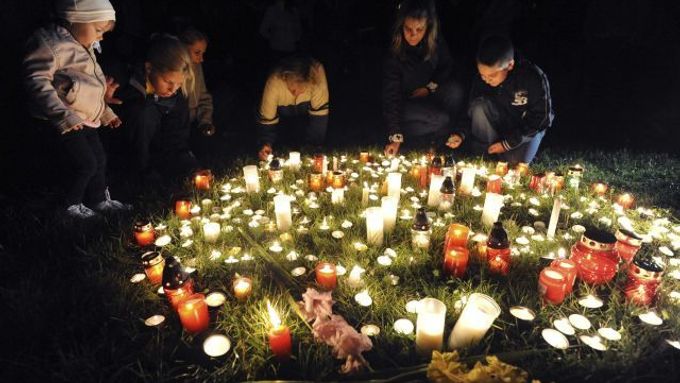 Květiny a svíčky v ulici, kde vrah zastřelil sedm lidí. Další tři bojují v nemocnicích o život.