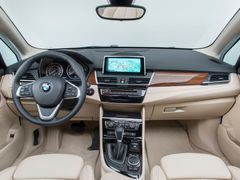 Interiér je vytvořen v současném duchu značky BMW.