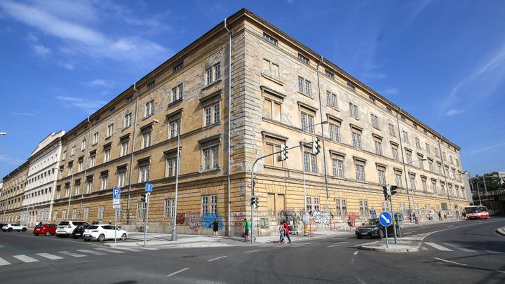 Společenské centrum v karlínských kasárnách možná skončí. Stát hledá nového majitele