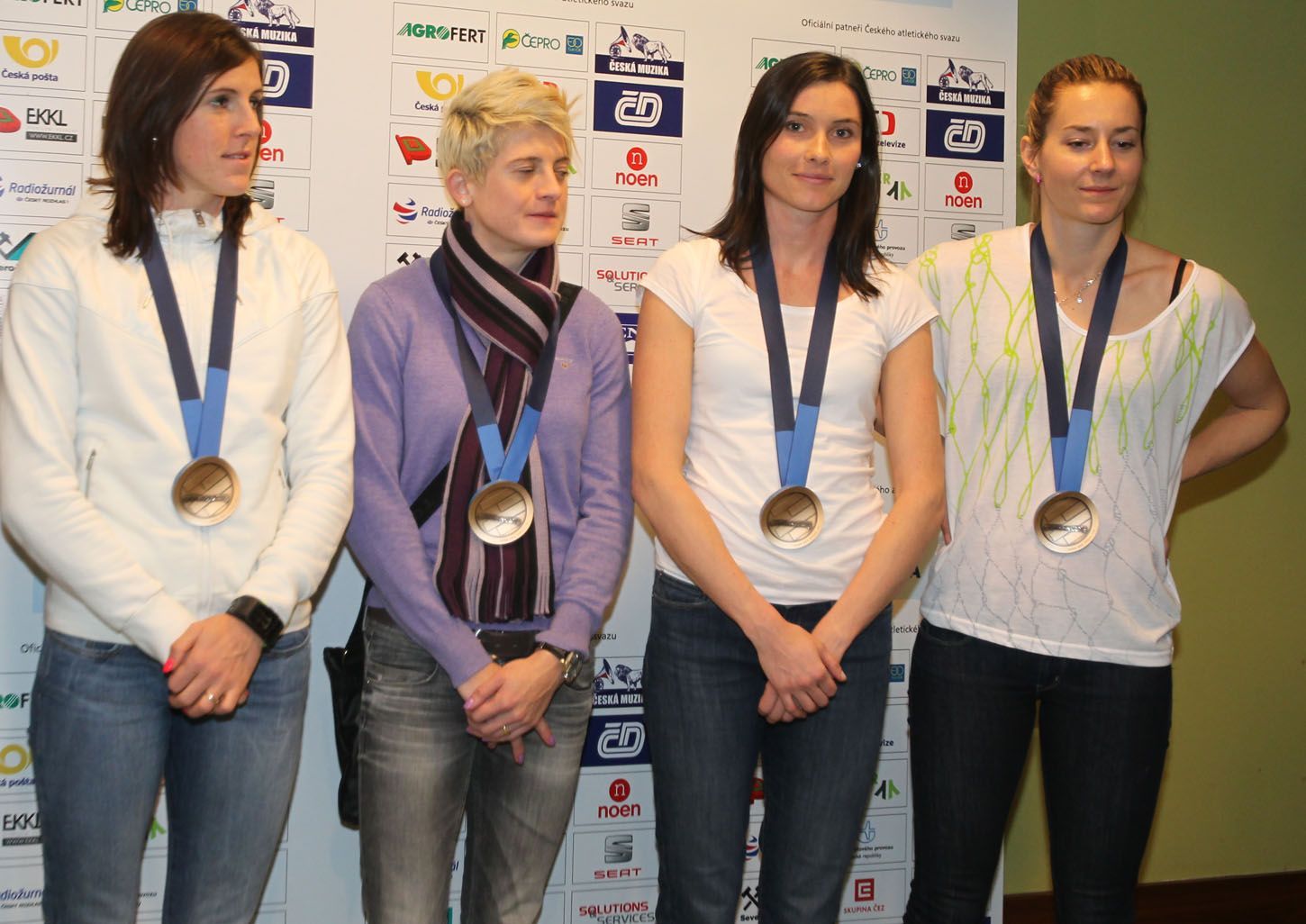 Přílet atletůz HME v Göteborgu: Zuzana Hejnová, Lenka Masná, Jitka Bartoníčková a Denisa Rosolová