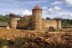 Když ožije středověk. Ve Francii už 25 let staví hrad tradičními technikami