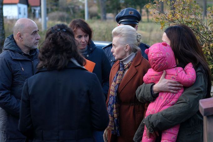 Uprostřed jsou Lenka Vlasáková a Veronika Žilková, vpravo Petra Bučková.