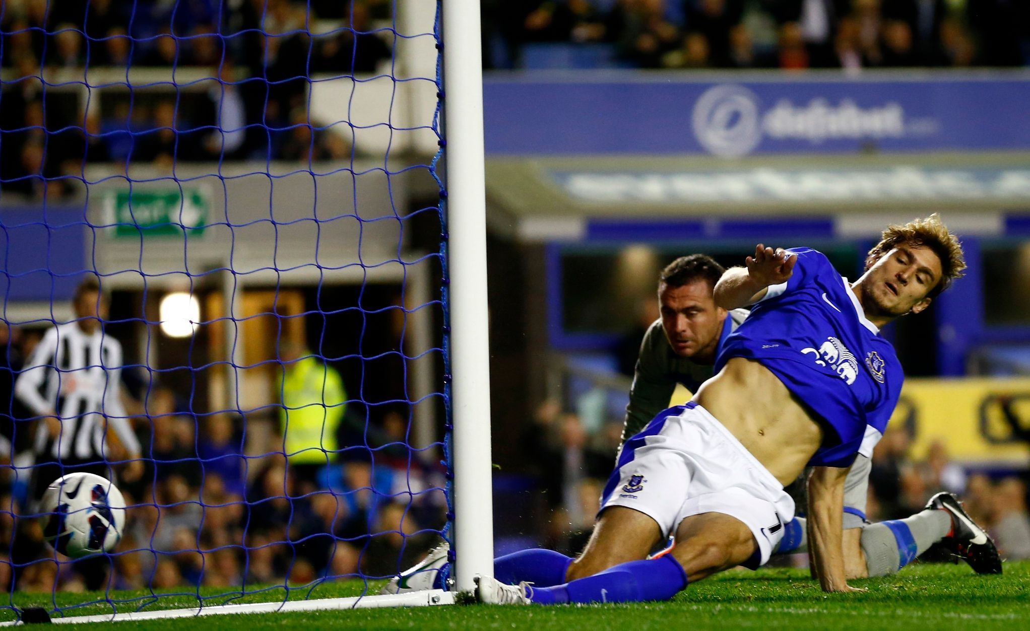 Nikica Jelavič střílí gól v zápase Everton - Newcastle