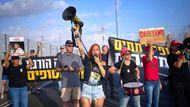 Aktivisté u města Lod blokují dálnici. Demonstranti vyzývají izraelskou vládu k propuštění rukojmích a zrušení rozhodnutí o převzetí kontroly nad částmi Gazy.
