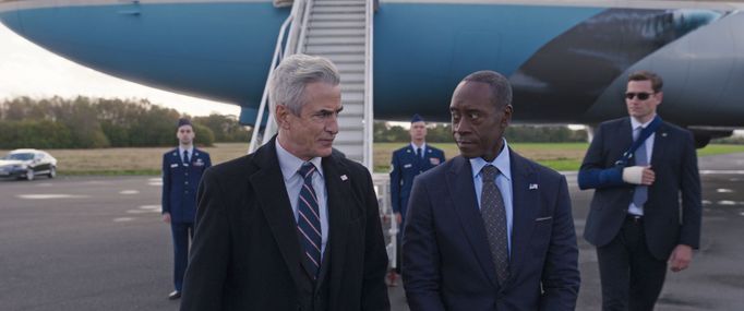 Dermot Mulroney jako prezident Ritson a Don Cheadle v roli Jamesee Rhodese.