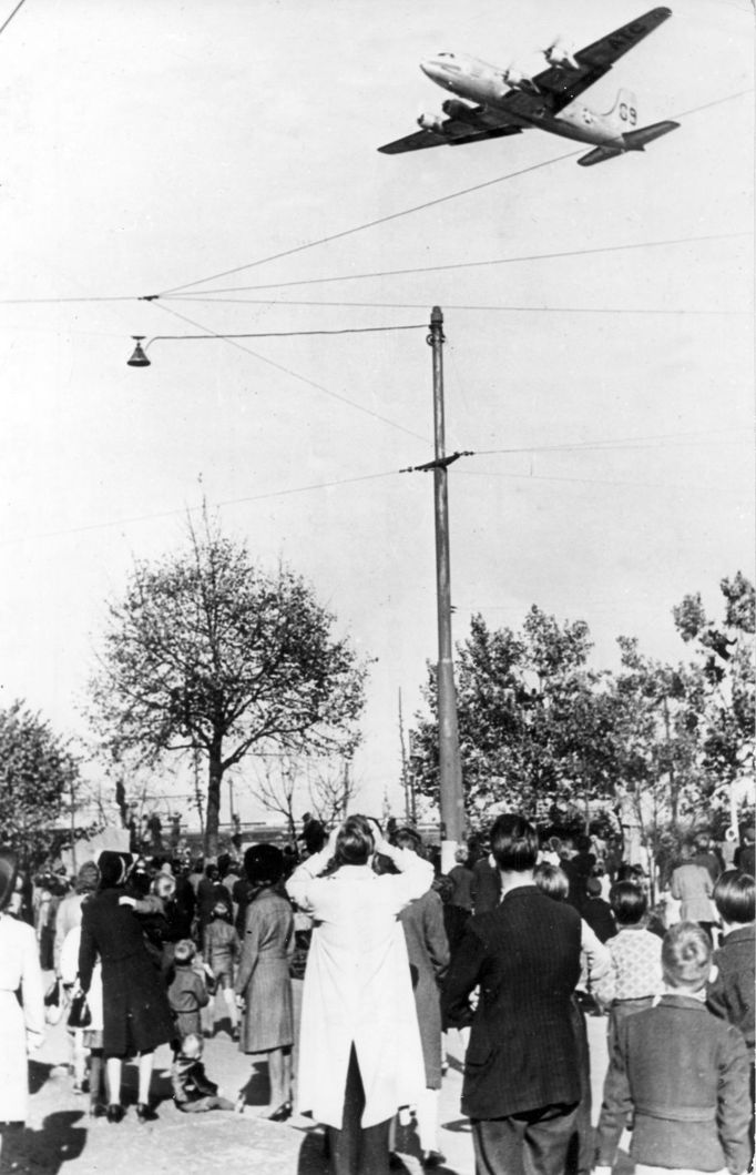 Archivní snímek z blokády západní části Berlína a následném vzniku „leteckého mostu“, která byl odstartován  24.6. 1948.