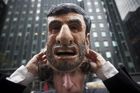 Přinesli si masky a loutky zesměšňující prezidenta Mahmúda Ahmadínežáda...