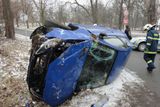 K nehodě došlo dopoledne v Tyršově ulici v Třebechovicích pod Orebem na Hradecku. U odbočky k místnímu hřbitovu havaroval dvacetiletý řidič s osobním vozidlem Peugeot 206, který vyjel mimo vozovku. Auto nakonec skončilo převrácené na levém boku.