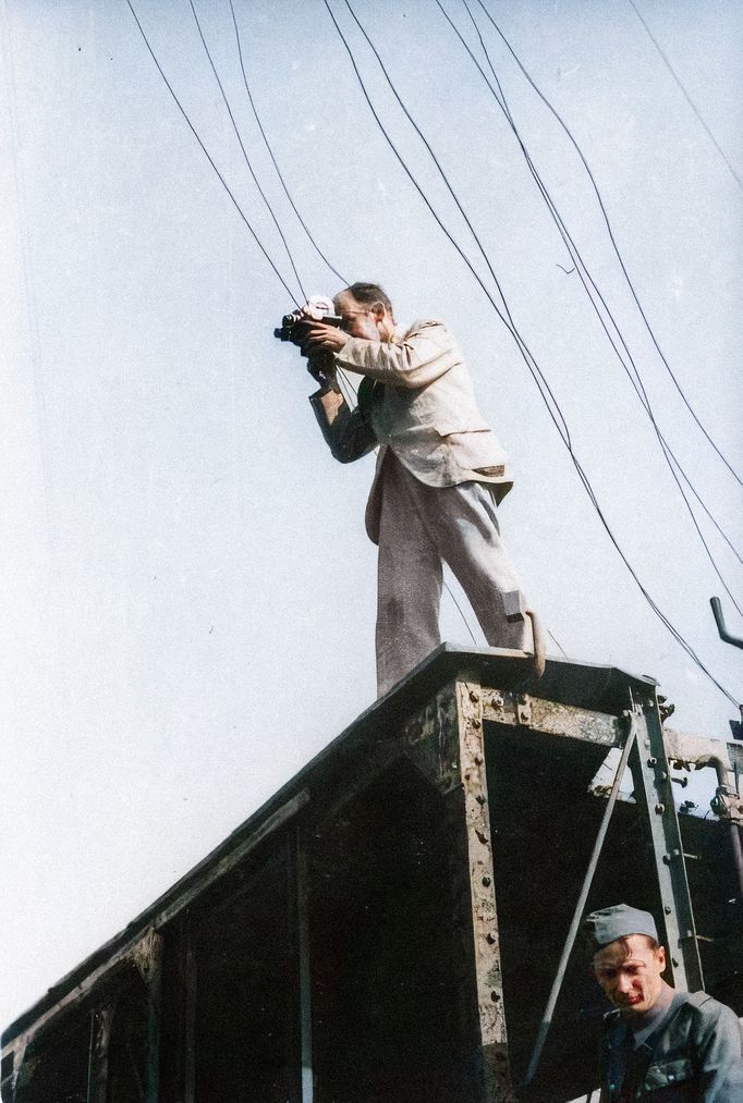 Americký filmař a fotograf Julien Bryan dokumentuje obléhání Varšavy, Polsko, září 1939. Kolorovaný snímek.