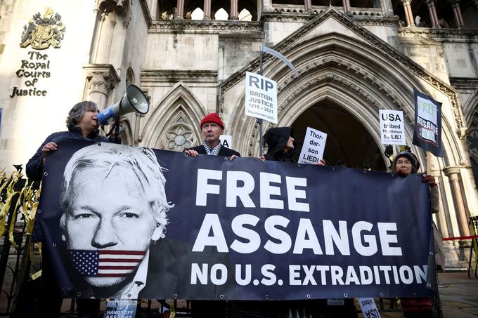 Podporovatelé Juliana Assange na snímku před soudem v Londýně, snímek z 10. prosince 2021