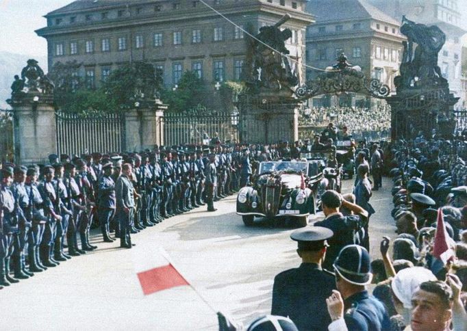 Příjezd prezidenta Edvarda Beneše do Prahy na Pražský hrad 16.05.1945. Kolorováno