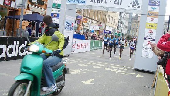 21 km běželi Keňané, starci i Pepa kamarád. Podívejte