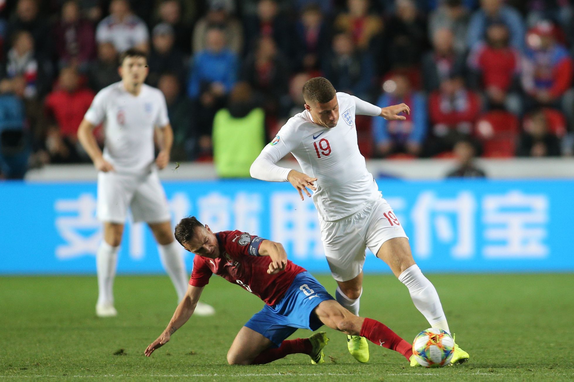 Vladimír Darida a Ross Barkley v utkání kvalifikace ME 2020 Česko - Anglie