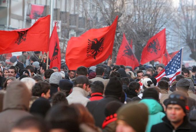 Dlouho očekávaný okamžik přišly do ulic Prištiny oslavit statisíce lidí.