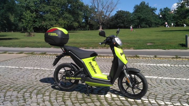 Škoda rozjíždí půjčovnu elektrických skútrů. Už nechce být jen výrobce automobilů