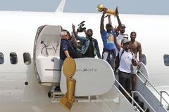 Šampiony NBA z Clevelandu přivítalo na letišti přes dvacet tisíc fanoušků. Děkovali hlavně Jamesovi