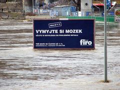 Hladina Labe v Ústí nad Labem se blíží k devíti metrům.