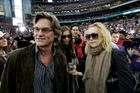 Herec Kurt Rusell s partnerkou Kate Hudsonovou nemohli mezi celebritami na Super Bowlu chybět