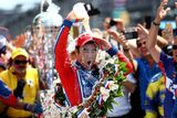 40letý Japonec zatím vyhrál jediný závod IndyCar, takže si tradiční oslavu triumfu v Indy 500 s lahví mléka patřičně užil.