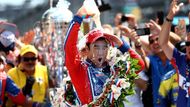 40letý Japonec zatím vyhrál jediný závod IndyCar, takže si tradiční oslavu triumfu v Indy 500 s lahví mléka patřičně užil.