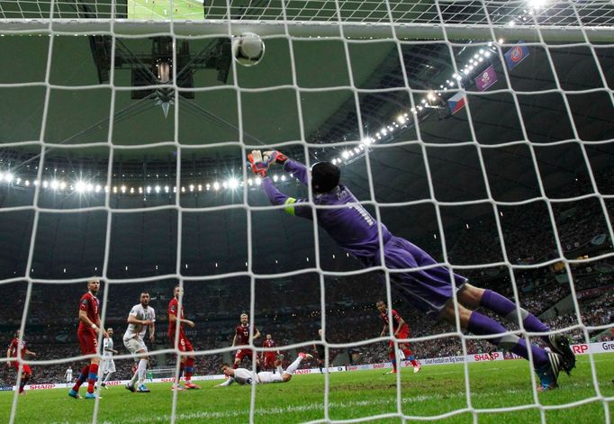 Cristiano Ronaldo střílí gól v utkání Česko - Portugalsko ve čtvrtfinále Eura 2012.