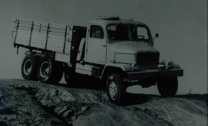 V barvách Pragy. Roku 1961 podnik přešel na výrobu automobilů střední tonáže S5T Praga a dnes už legendární terénní „třítuny" V3S (na snímku). Ta byla ve výrobním programu Avie až do roku 1988 a v českých statistikách je držitelem několika „nej" včetně nejdéle vyráběného užitkového vozu. U uživatelů má pověst nezničitelného dříče.