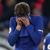 Marcos Alonso z Chelsea smutní poté, co jeho tým nedokázal porazit Leicester.