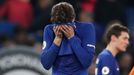 Marcos Alonso z Chelsea smutní poté, co jeho tým nedokázal porazit Leicester.