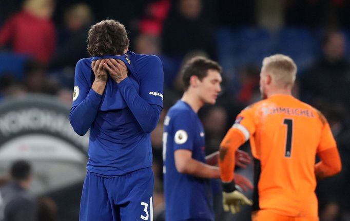 Marcos Alonso z Chelsea smutní poté, co jeho tým nedokázal porazit Leicester.