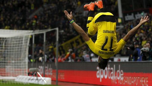 Pierre-Emerick Aubameyang z Dortmundu oslavil gól proti Leverkusenu efektním saltem.