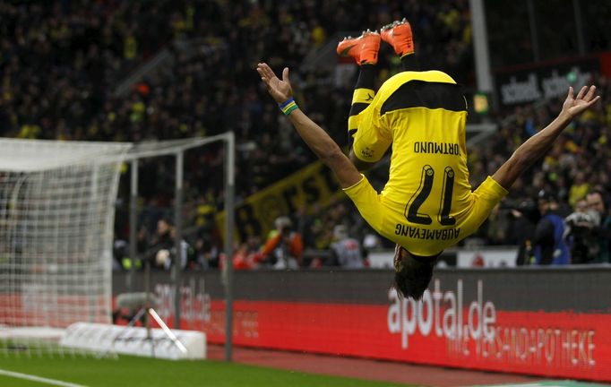 Pierre-Emerick Aubameyang z Dortmundu oslavil gól proti Leverkusenu efektním saltem.