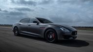Jestli existuje značka, která se poslední roky snaží o výrazné obrození, je to Maserati. Začalo to středně velkým SUV Grecale a pokračovalo přes supersport MC20 a spíše luxusní GT GranTurismo, které se jako první Maserati objeví i s plně elektrickým pohonem. Do toho ale v nabídce zůstávají i dva již poměrně obstarožní sedany. Luxusnějším z nich je Quattroporte, jehož stávající generace měla premiéru už v roce 2013.