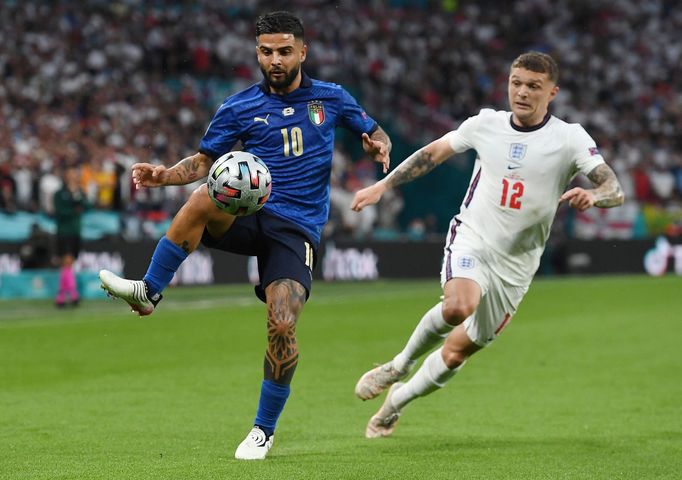 Lorenzo Insigne a Kieran Trippier ve finále ME 2020 Itálie - Anglie