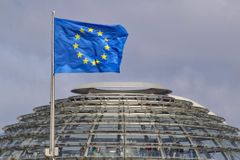 Lepší zprávy o EU? Komise ruší projekt vlastního webu