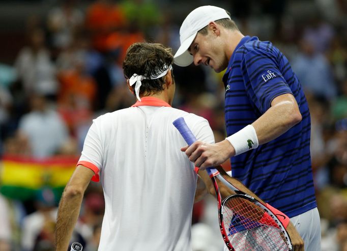 US Open 2015 - Roger Federer v zápase s Johnem Isnerem