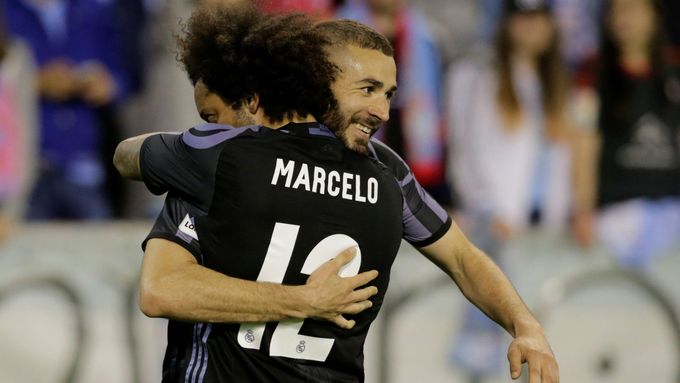 Karim Benzema z Realu Madrid slaví gól v síti Viga.