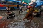 Povodně a sesuvy půdy v Nepálu a Indii si vyžádaly už desítky lidských životů
