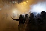 Násilí se nevyhnulo ani nedělním protestům. Policie zasahovala proti demonstrantům plynem a gumovými projektily.