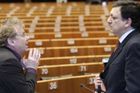 ...a jiní vášnivě rádi diskutují. Vyniká v tom zejména Daniel Cohn-Bendit, někdejší hrdina pařížských studentských bouří v roce 1968, známý také jako "rudý Dani"