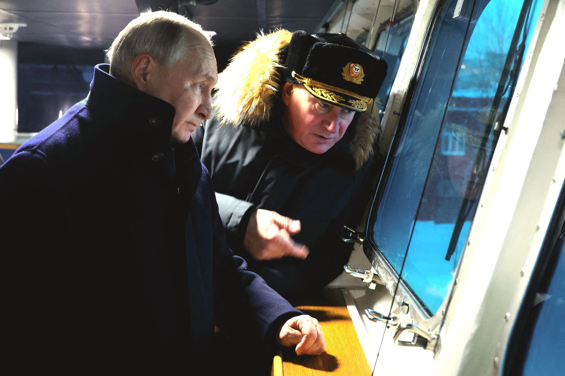 Ruský prezident Vladimir Putin si prohlíží jadernou ponorku