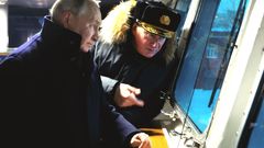 Ruský prezident Vladimir Putin si prohlíží jadernou ponorku