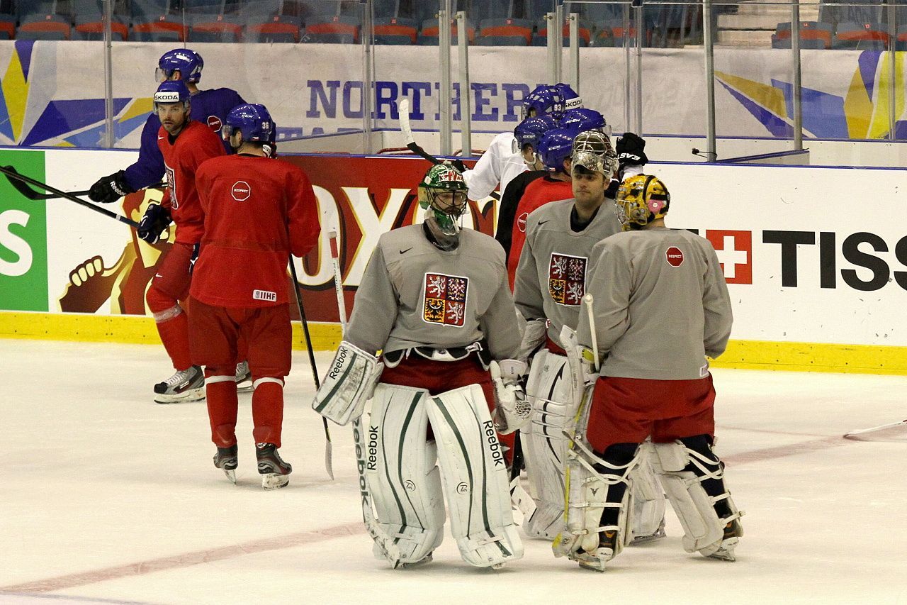 Hokej, MS 2013, český trénink: Alexander Salák, Ondřej Pavelec a Pavel Francouz