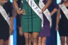 Nejprve se čtyřiadvacetiletá Nina Davuluriová, Američanka indického původu, stala Miss New York. Pak postoupila do celostátní soutěže.