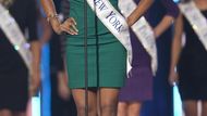 Nejprve se čtyřiadvacetiletá Nina Davuluriová, Američanka indického původu, stala Miss New York. Pak postoupila do celostátní soutěže.