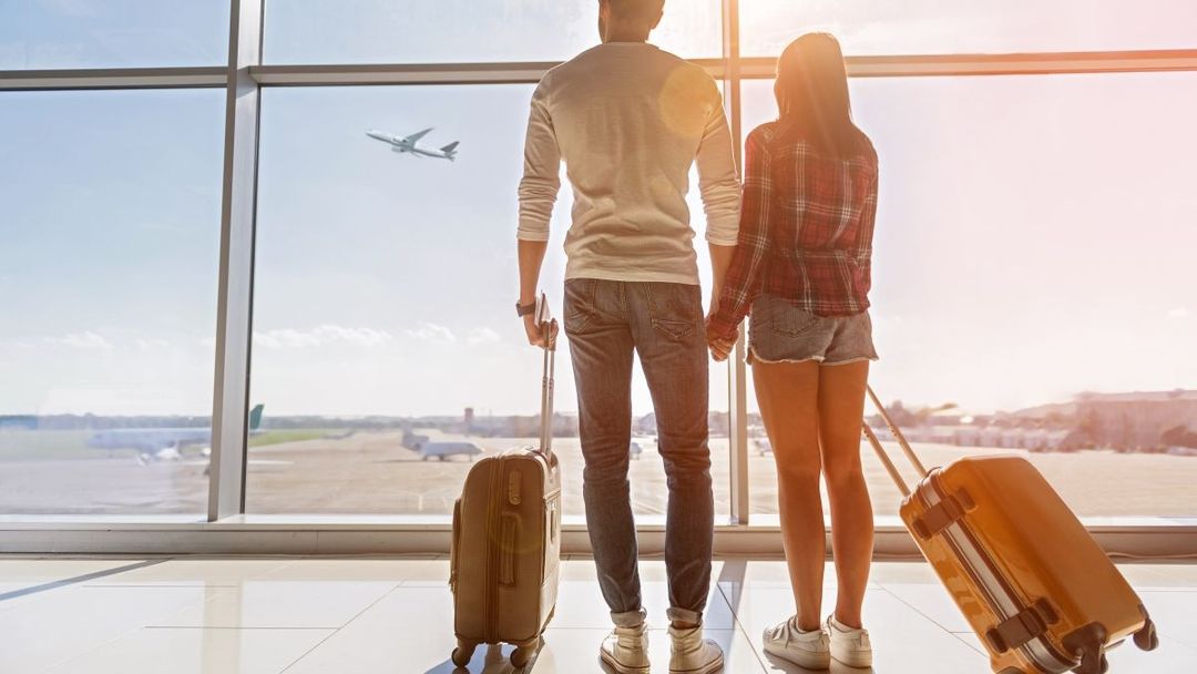Zamilovaná dvojice na letišti, ilustrační foto