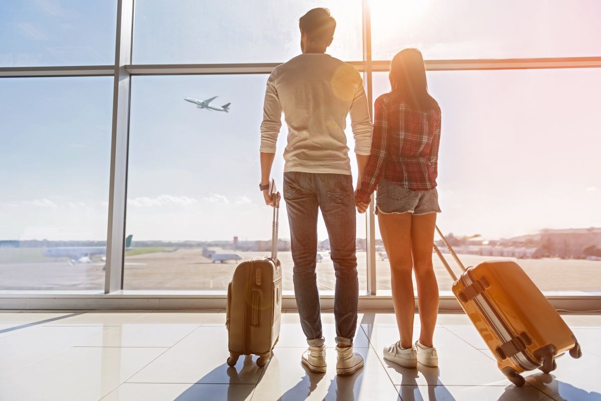 Zamilovaná dvojice na letišti, ilustrační foto