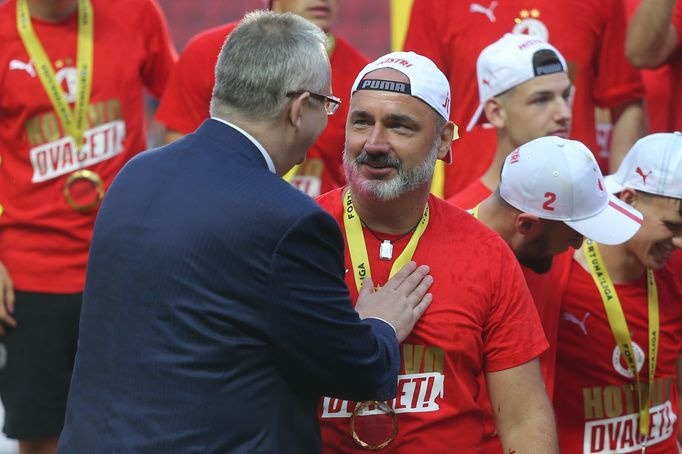 Slavia slaví mistrovský titul po derby se Spartou v červenci 2020 (Tvrdík a Trpišovský)
