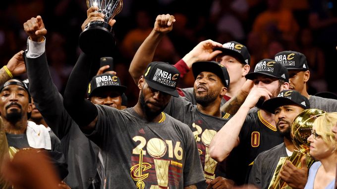 LeBorn James slaví s hráči Clevelandu vítězství v NBA.